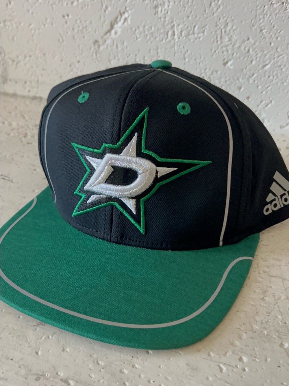Brand new Adidas Mens Green & Black Dallas Stars Snapback Hat